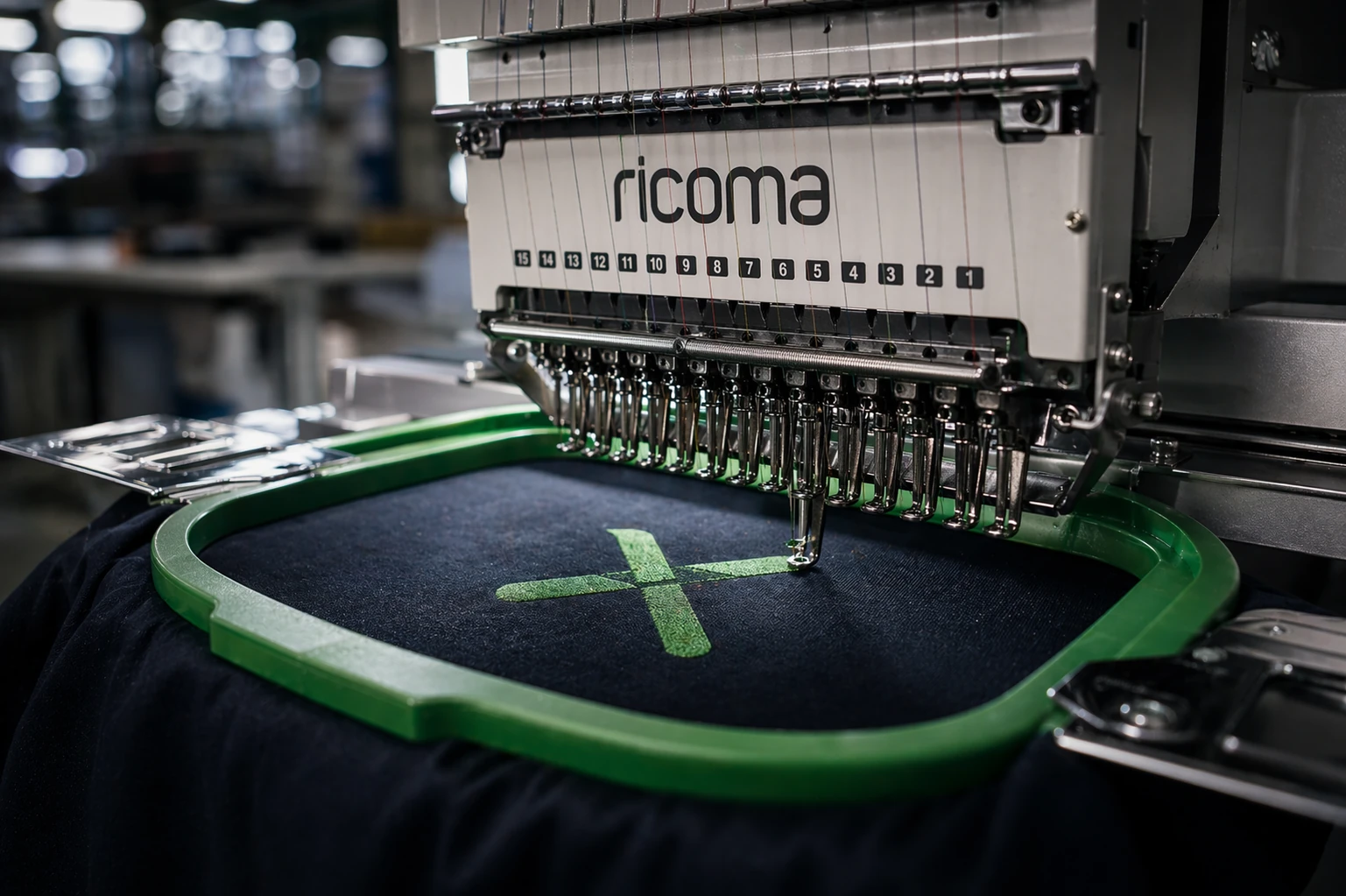Máquina de bordado computorizado Ricoma a aplicar o X verde da Cipritex